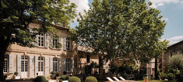 Bastide with garden and swimming pool 10 minutes from Saint Rémy de Provence in Eyragues