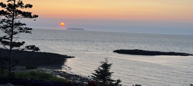 Bay of Fundy Oceanfront Retreat; Separate work space, King, Queen rooms, 2 baths in Waterville