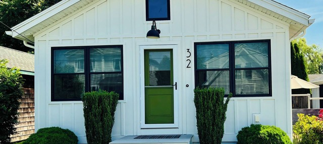 BEACH COTTAGE walking distance to beaches, dining & shops! in Middletown