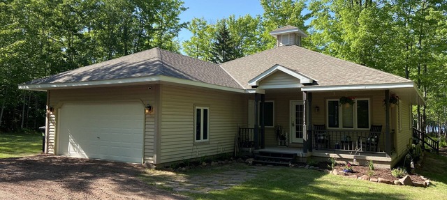 Beachfront 3-bedroom vacation home steps to Lake Superior in Ontonagon