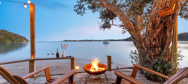 Beachfront House, Stunning Views, Private & Serene in Whangaparāoa