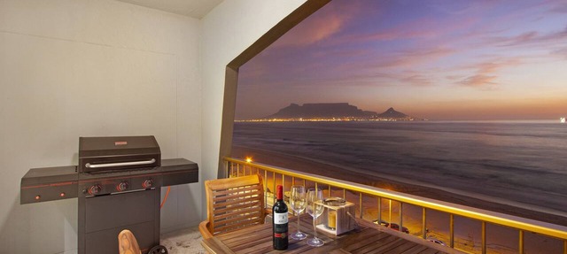 Beachfront Luxury 1,400 Sq Ft, Workspace, Air Con & Table Mountain Views in Cape Town