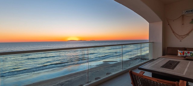 Beachfront Luxury Condo, 3 Bedroom, Balcony, Beach access in rosarito