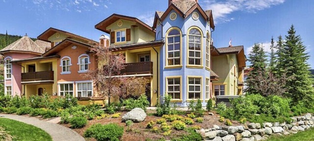 Beautiful 4 bedroom townhouse close to village. in Sun Peaks