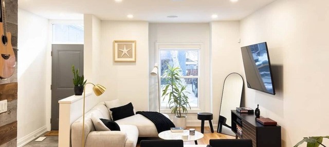 Beautiful modern 2Bdr sunny home with French decor in Hamilton