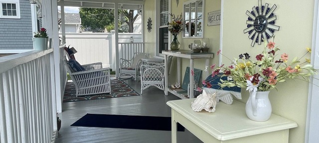 Beautiful old style beach cottage Walk to beach/restaurants Center of town in Branford
