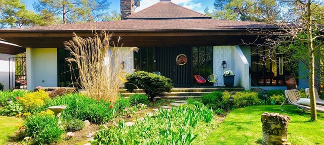 Beautiful & Private Mid Century Modern Country-House on 10 Acres near Caledon in Palgrave