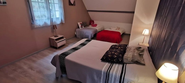 Bed and Breakfast 'Chambre Quadruple' with Shared Pool, Shared Terrace and Wi-Fi in Chitenay