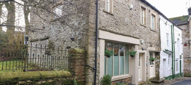 BLACKSMITH COTTAGE, pet friendly, with a garden in Grassington in Grassington