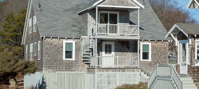 Boathouse Apartment at Fortunes Rocks, 100 feet from the beach. in Biddeford