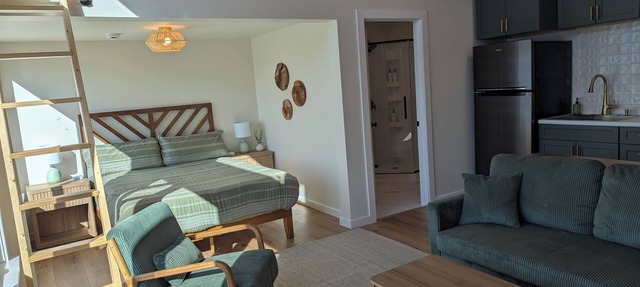 Bright and modern tiny home on the lake! in Underwood