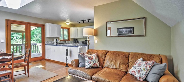 Bright Apt w/Deck < 12 Mi to Oregon Wine Country! in Banks