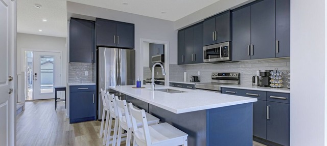 Bright & Modern Home, Sleeps 8+, Fully Equipped Kitchen, & Garage Parking! in Edmonton