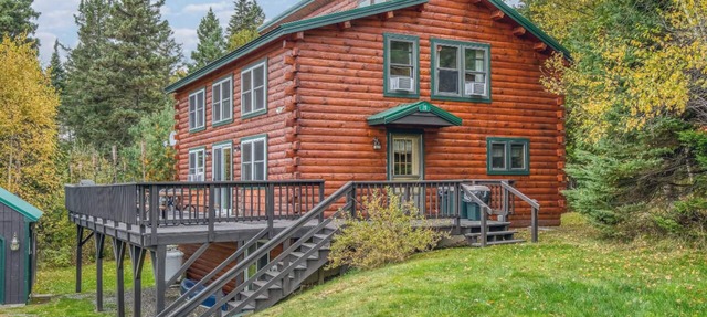 🐾Butler House - Spacious log home nestled in the woods, dog friendly in Rangeley