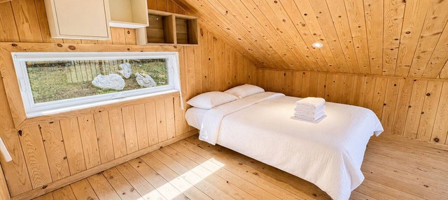 Cozy Lakeside Cabin Retreat with Beach, Fire Pit & Forest Trails in Sainte-Marguerite-du-Lac-Masson