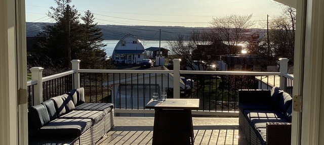 Cayuga Lake Views Sleeps 10 Near Aurora & Wineries Wedding Ready in Lansing