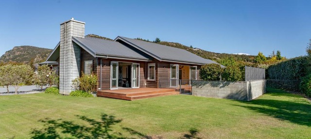Cedar Sanctuary - Albert Town Holiday Home in Wanaka