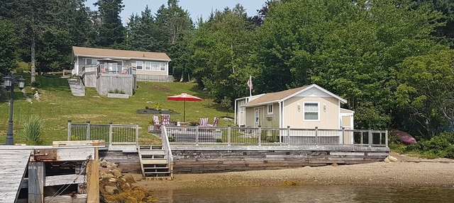 Charming 3-bedroom cottage in lovely Head Of St Margarets Bay with AC, WiFi in Head Of Saint Margarets Bay