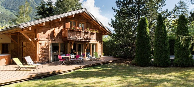 Chalet with Mont Blanc Views, Hot Tub & Separate Apt in Chamonix-Mont-Blanc