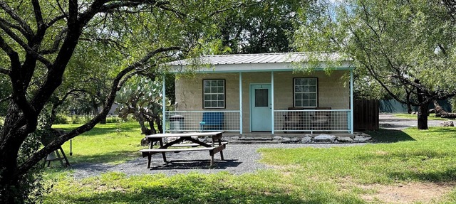 Charming 2-bedroom cabin right on the Frio River - Cabin #1 in Concan