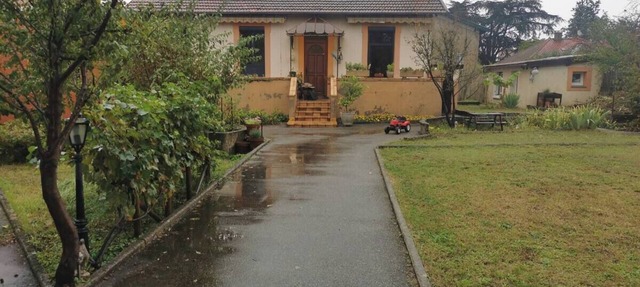 Charming house within walking distance of Grand-Large and all amenities in Meyzieu
