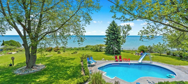 Charming lakefront 4-bedroom cottage with swimming pool & tennis court in Merlin