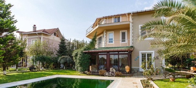Charming Villa with Pool and Garden in Gebze in Izmit