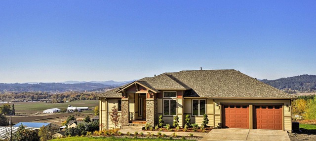 Chic Willamette Valley Home w/Deck & Vineyard! in Gaston