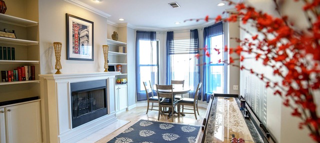 City Center, River North Condo HUGE 3BR, Patio, Parking(2x) in Chicago