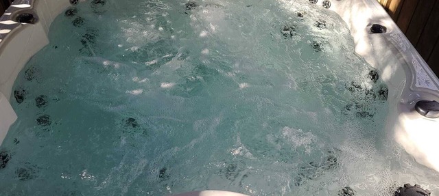 Close to JFBB, cabin w/ hot tub, pool room, fire pit in Lake Harmony