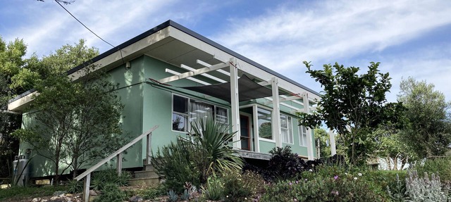 Comfortable retro bach, close to everything in Anzac Bay
