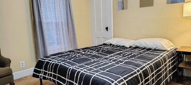Comfy and cozy 2-bedroom house with ACs, full kitchen, easy ride to BU, downtown in Binghamton
