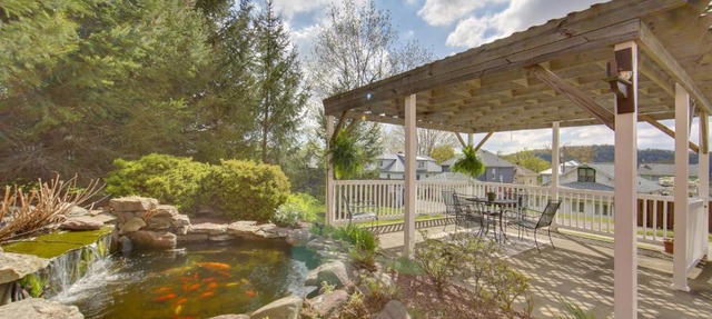 Conference Center & Pond: New Kensington Apartment in New Kensington