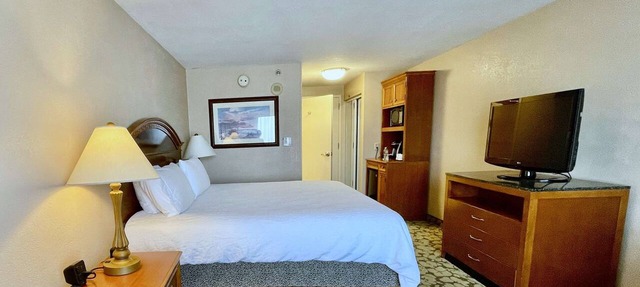 Convenient Houston Stay | Superior King Room | Pool, Free Breakfast & Parking in Houston