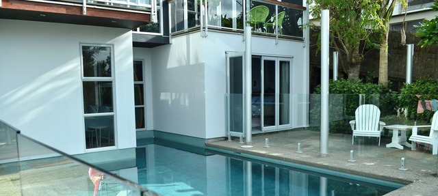 Cool apartment surrounded by a pool & lovely lush tropical garden. in Auckland