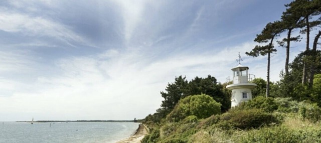 Cosy Coastal Retreat in Barton on Sea