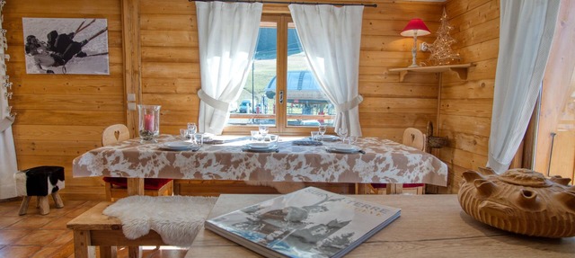 Cosy Lodge Charvin 1350m, at the foot of the slopes. in Notre-Dame-De-Bellecombe