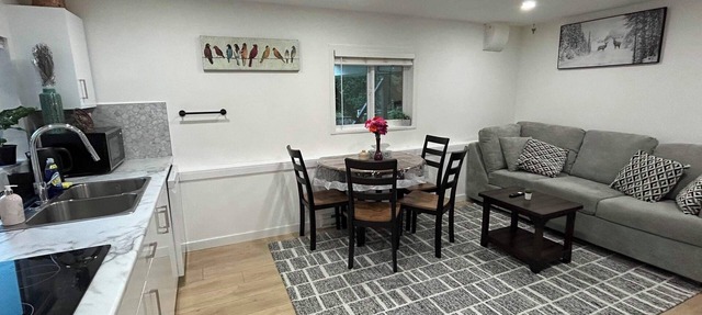 Cozy 2BR Garden Suite w/Private Yard & EV Charger near Grouse Mountain & Trails in North Vancouver