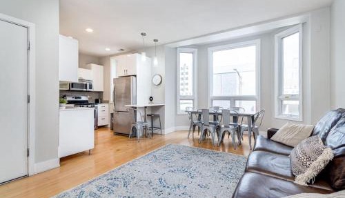 Cozy Beautiful Downtown Unit CHI in Prime River North Location near Mag Mile - 1 in Chicago