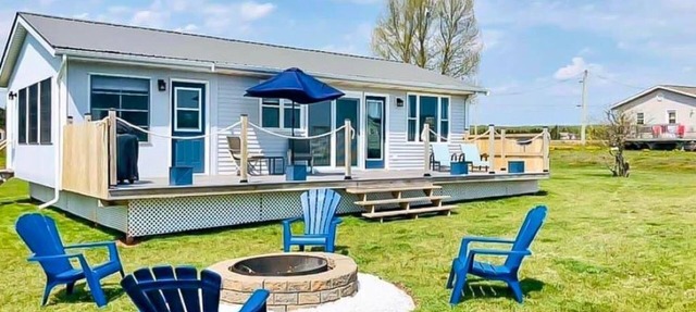 Cozy Bright Cottage With Beach Access and Water Views of Southern PEI red Shores in Bonshaw