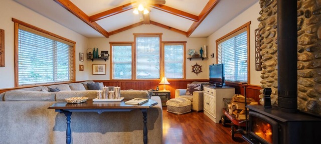 Cozy Cabin Getaway. Fireplace, king bed, hot tub, Pet OK. in Victoria
