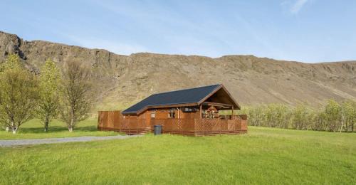 Cozy Cabin near Golden Circle - Private Hot Tub in Kotströnd