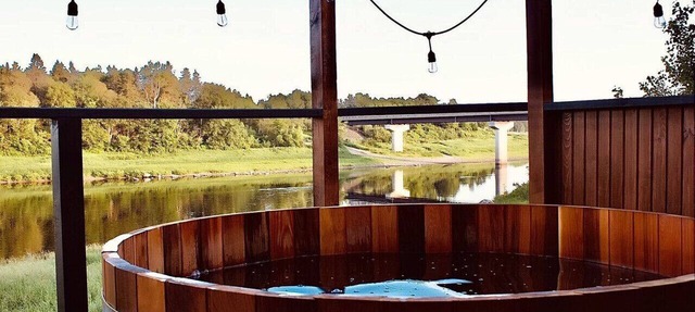 Cozy Cabin with Large Cedar Hot Tub in Quarryville