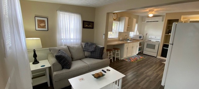 Cozy cottage for a couple's weekend get away! in Russells Point