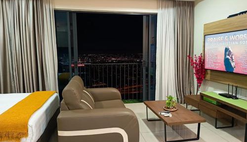 Cozy Haven Middlemist's Red Suite at Trefoil in Shah Alam
