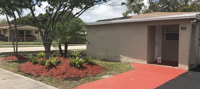 Cozy house in Pompano. 4 miles from beach. in Pompano Beach