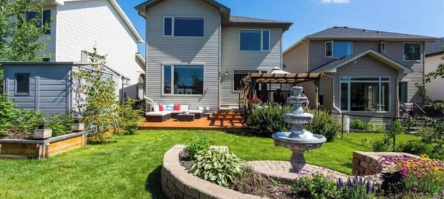 Cozy & Luxurious Ridge Home - Pet Friendly in Cochrane