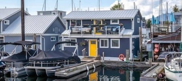 Cozy modern floating home next to Lonsdale Quay in North Vancouver