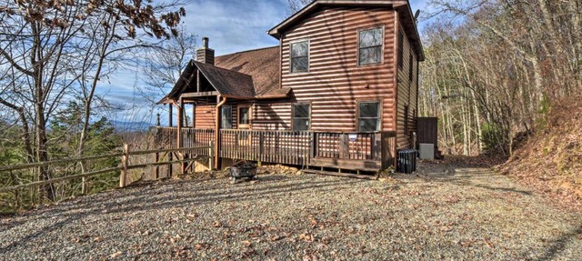 Cozy Murphy Cabin with Mountain Views and Fire Pits! in Murphy