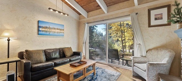 Cozy One Level condo walk to lake. Minutes to Skiing and Hyatt casino, in IVGID